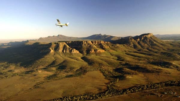 Ein Flug über den Wilpena Pound zeigt die endlose Schönheit der Landschaft.