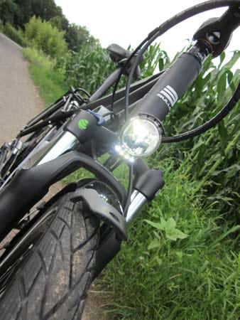 Das E-Bike kommt mit LED-Tagfahrlicht vorne und hinten.