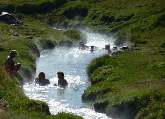 Entspannung pur: Die Reiter nehmen ein Bad in heißen Quellen.