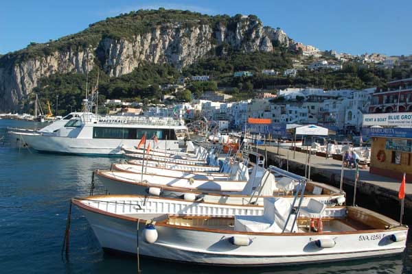 Typisch für Capri - die Boote gehören allerdings nicht den vielbesungenen Capri-Fischern.