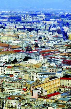 Blick über Neapel - die Metropole im Süden Italiens gehört nicht zu den touristischen Attraktionen des Landes.