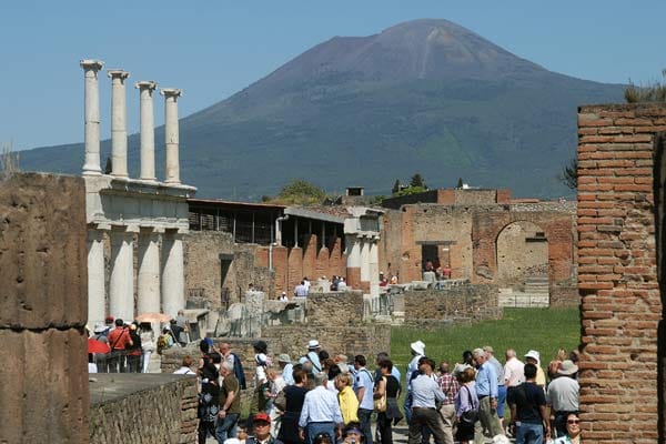 Besucherandrang in Pompeji - die Ruinenstadt in Sichtweite des Vesuvs (im Hintergrund) ist eine der wichtigsten Attraktionen der Region.