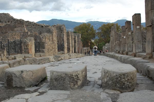 Ruinenstadt am Golf von Neapel - durch die Straßen von Pompeji laufen jedes Jahr Millionen von Touristen aus aller Welt.