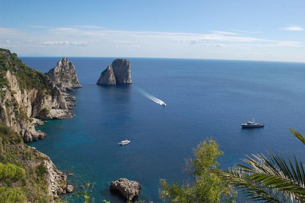 Insel mit Ausblick - von den Giardini di Augusto sind die Faraglioni gut zu sehen, die spitzen Felsformationen vor Capris Küste.