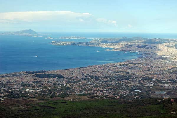 Blaues Meer links, ein Häusermeer rechts - der Golf von Neapel ist nach der italienischen Großstadt benannt, um die viele Touristen einen Bogen machen.