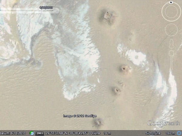 Die zweite Fundstelle mit pyramidenförmigen Strukturen ragt nördlich der Oasen-Stadt Al-Fayyūm aus dem Sand