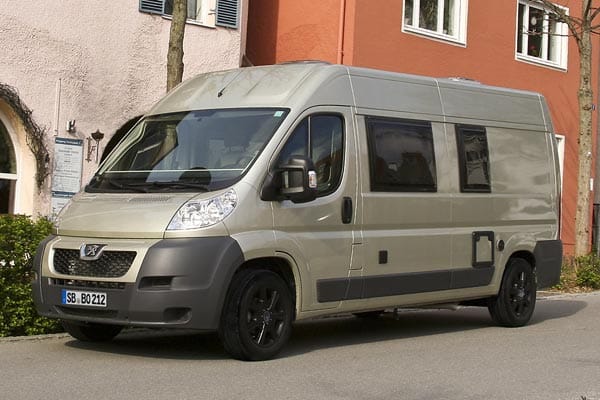 Ein neues Reisemobil auf der Basis des Transporters Boxer hat Peugeot in Zusammenarbeit mit dem Camperspezialisten Burow Mobil auf die Räder gestellt. Der kompakte Boxer Liberté Van 600 startet zu Preisen ab 39.950 Euro.