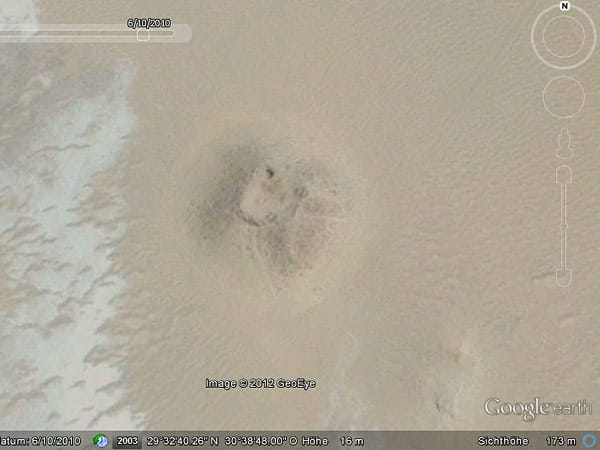 Eine der beiden Fundstellen zeigt Google Earth als vierseitige Pyramidenstruktur