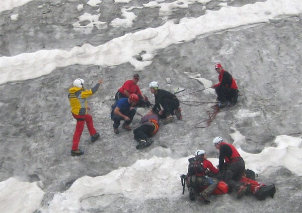 In 3000 Metern Höhe ist ein 70-jähriger Bergsteiger in den Stubaier Alpen (Tirol) in eine 20 Meter tiefe Gletscherspalte gefallen. In 3000 Metern Höhe ist ein 70-jähriger Bergsteiger in den Stubaier Alpen (Tirol) in eine 20 Meter tiefe Gletscherspalte gefallen.