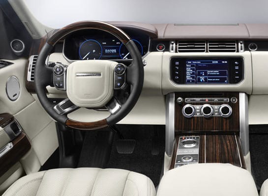 Das Luxus-SUV bietet einen feinen Innenraum mit viel Holz und Leder. Die Anzahl der Knöpfe auf der Mittelkonsole wurde um die Hälfte reduziert.