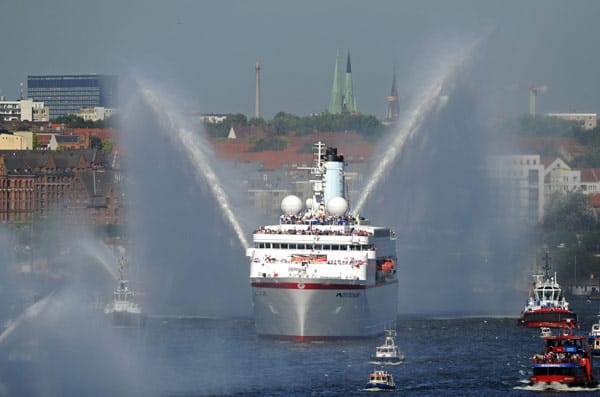 Das Kreuzfahrtschiff "MS Deutschland" läuft mit mehr als 200 deutschen Teilnehmern der Olympischen Spiele 2012 im Hamburger Hafen ein.