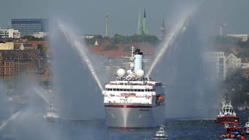 Das Kreuzfahrtschiff "MS Deutschland" läuft mit mehr als 200 deutschen Teilnehmern der Olympischen Spiele 2012 im Hamburger Hafen ein.