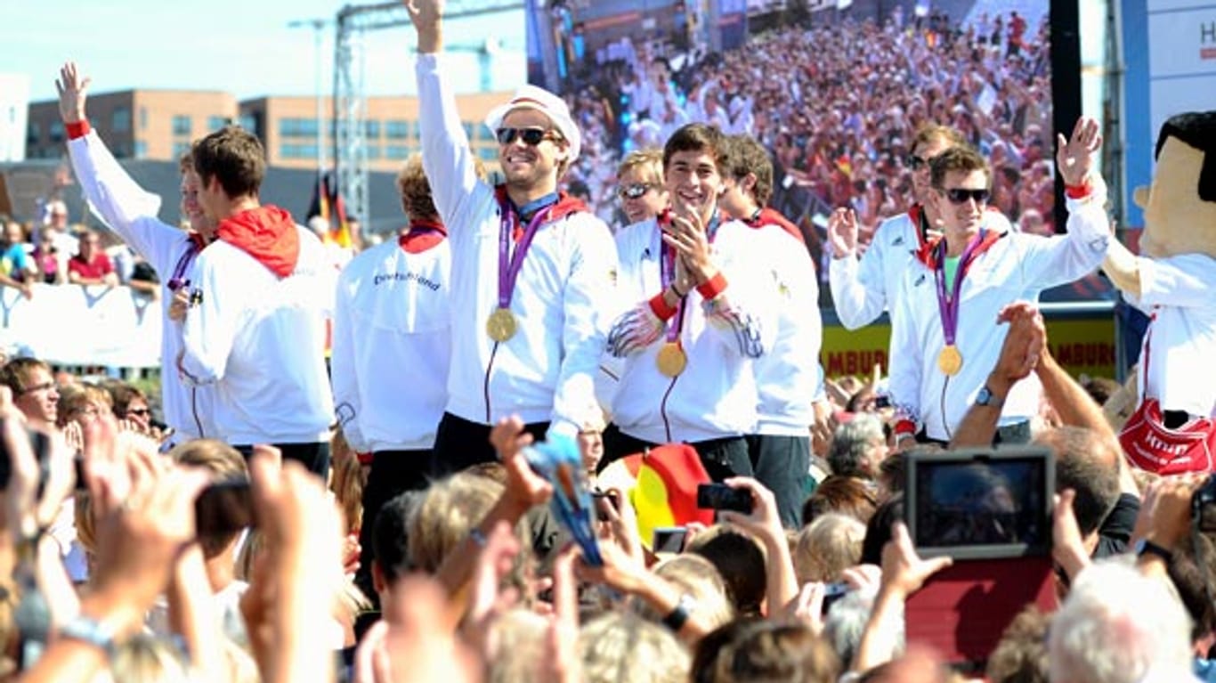 Olympia-Helden: Das deutsche Team wurde begeistert in Hamburg empfangen.
