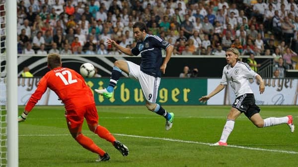 Szene aus der Anfangsphase: Higuain bringt eine Hereingabe nicht im deutschen Tor unter. Dieses hütet zu dem Zeitpunkt noch Ron-Robert Zieler.