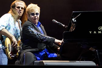 Der Bassist Robert Wayne Birch (l.), hier mit Superstar Elton John, ist tot.