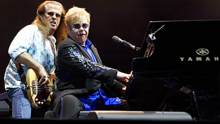 Der Bassist Robert Wayne Birch (l.), hier mit Superstar Elton John, ist tot.