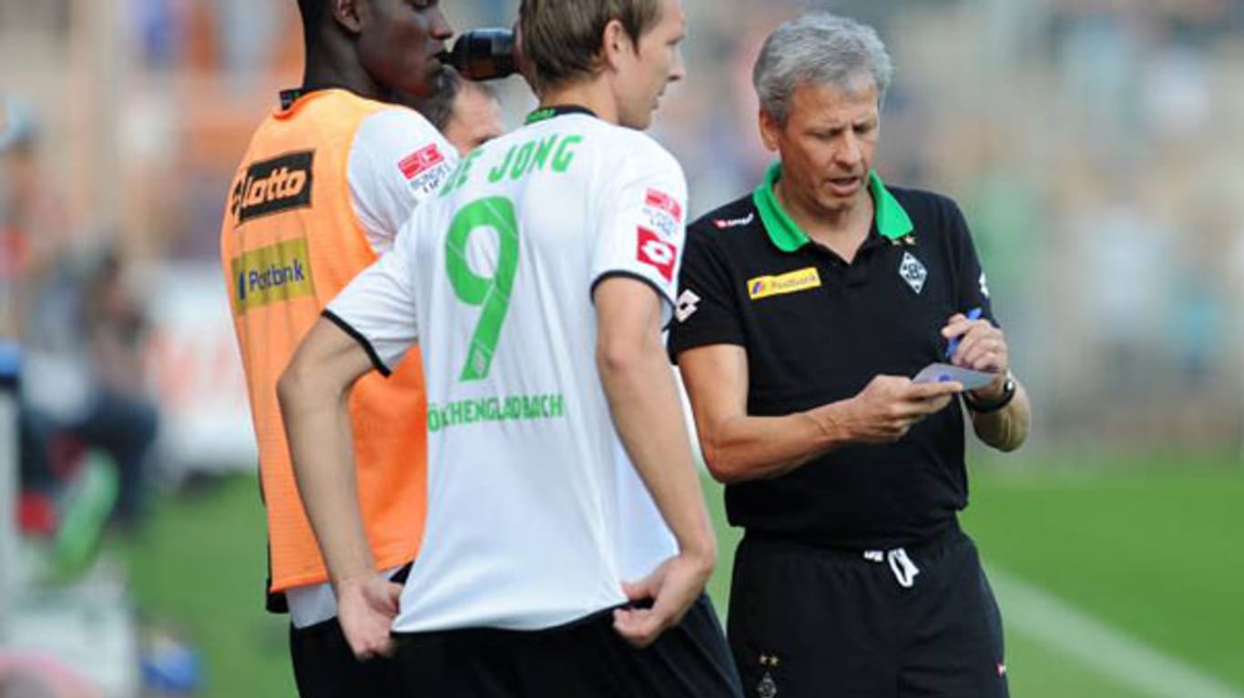 Trainer Lucien Favre (re.) erklärt den Neuzugängen Peniel Mlapa (li.) und Luuk de Jong Borussias Taktik.