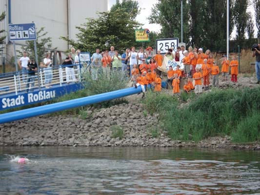 2006 schwamm sie in 10 Tagen die Elbe entlang.