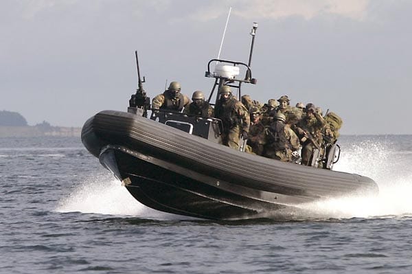 Festrumpfschlauchboot der Marine: Zu einem Einsatzteam der Kampfschwimmer gehören 16 Mann.