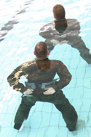 Übung für angehende Kampfschwimmer: Im Kampfanzug und mit Bleigewichten um die Hüften gehen die Soldaten auf einen "Unterwasserlauf" - ohne Atemgerät.