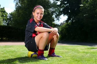 Die zehnjährige Aisha Saini spielt im Oktober in der Fußball-Akademie des AC Mailand.
