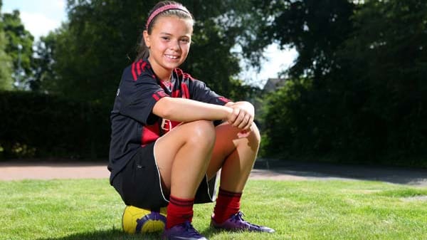 Die zehnjährige Aisha Saini spielt im Oktober in der Fußball-Akademie des AC Mailand. Die zehnjährige Aisha Saini spielt im Oktober in der Fußball-Akademie des AC Mailand.