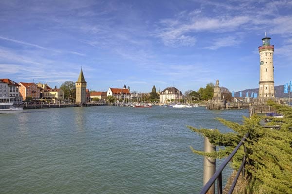 Mit rund 6,8 Hektar und 3000 Einwohnern ist sie die zweitgrößte Insel im Bodensee. Ihre historische Altstadt lädt zum Flanieren ein weswegen sie auch von Liebhabern als "Perle im Bodensee" bezeichnet wird.