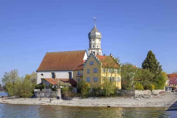 Wasserburg ist nicht nur eine am Bodenseeansässige Gemeinde - es gibt auch eine gleichnamige Halbinsel. Diese ist rund 2,3 Hektar groß. Schon von weitem sieht man Kirche und Schloss erhaben über dem Ufer manifestiert.