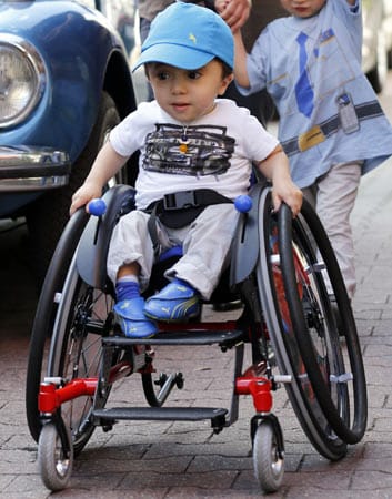 Er und seine Eltern suchen nach Alternativen: Fußballspielen im Sitzen, Herumsausen im Spiderman-Rollstuhl.