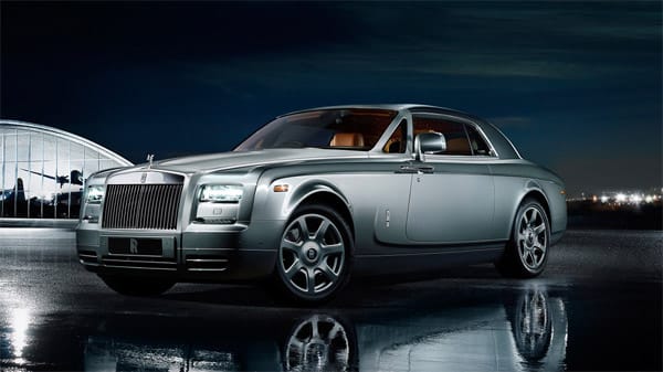 Die in der Sonderfarbe Aviator Grey gehaltene Phantom Series II Coupé Aviator Collection besitzt unter anderem Motorhaube, Kühlergrill- und Fenstereinfassungen in mattierter Optik. Die in der Sonderfarbe Aviator Grey gehaltene Phantom Series II Coupé Aviator Collection besitzt unter anderem Motorhaube, Kühlergrill- und Fenstereinfassungen in mattierter Optik.