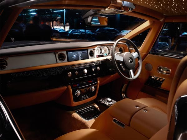 Natürlich ist bei Rolls-Royce das Lenkrad stilecht auf der rechten Seite. Natürlich ist bei Rolls-Royce das Lenkrad stilecht auf der rechten Seite.