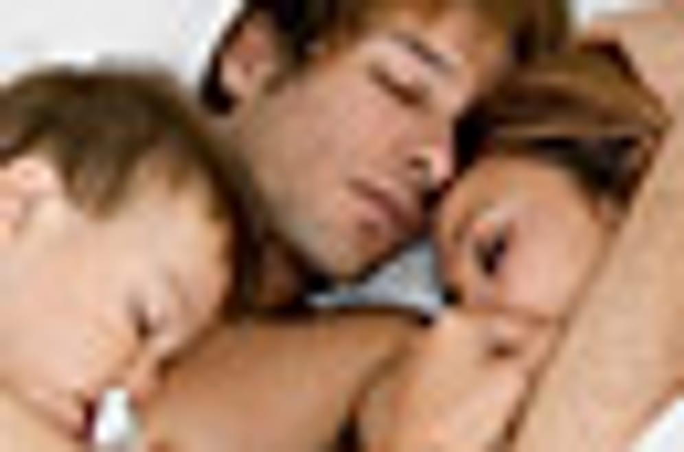 Sollen Kinder im Elternbett schlafen? Ein viel diskutiertes Thema.