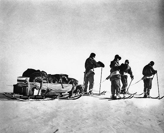 Am 1. November 1911 zog der britische Offizier auf Skiern los, um als erster Mensch den Südpol zu erreichen - nur um dort festzustellen, dass ihn der Norweger Roald Amundsen um wenige Wochen geschlagen hatte.