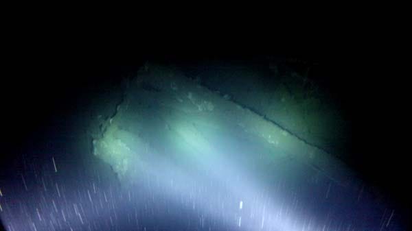 Die Kamera eines Tauchroboters zeigt Details der Oberfläche des Segelschiffs.