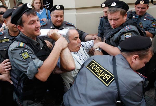 Bei Demonstrationen gegen die Verurteilung der Musikerinnen werden in Moskau rund 60 Personen festgenommen. Unter ihnen ist auch der frühere Schachweltmeister Garri Kasparow.