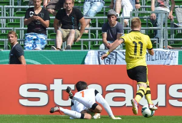 Marco Reus kam von Gladbach zum BVB. Hier zieht er an Milos Mandic vorbei und erzielt gegen den FC Oberneuland die Führung.