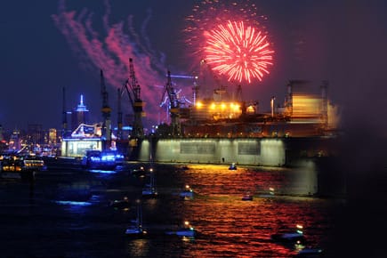 Mit großem Feuerwerk laufen die Kreuzfahrtschiffe bei den Cruise Days aus dem Hamburger Hafen aus