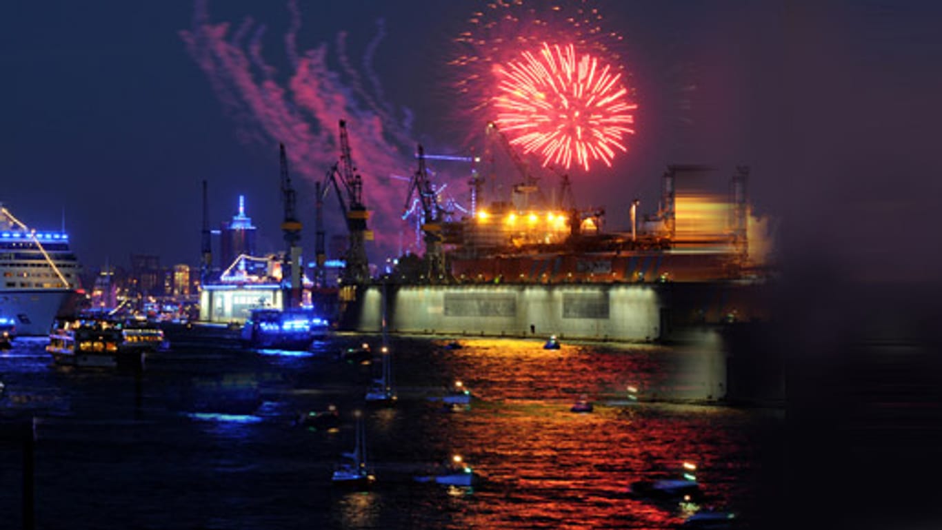 Mit großem Feuerwerk laufen die Kreuzfahrtschiffe bei den Cruise Days aus dem Hamburger Hafen aus