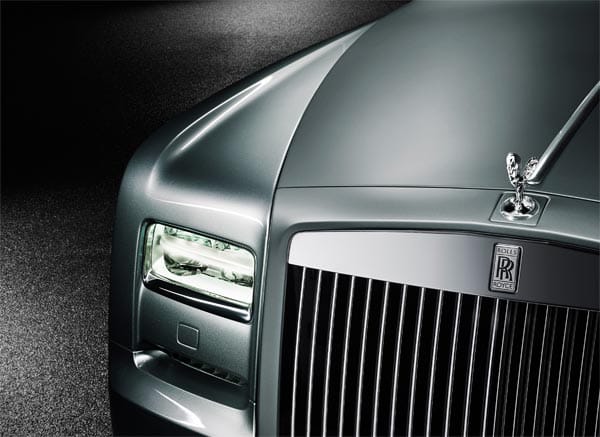 Mit der exklusiven Phantom Series II Coupé Aviator Collection gedenkt Rolls-Royce dem Gründer Charles Stewart Rolls, der das Automobil und die Luftfahrt an neue Grenzen brachte. Das neue Modell soll Erinnerungen an die Experimente der frühen Luftfahrt wecken. Mit der exklusiven Phantom Series II Coupé Aviator Collection gedenkt Rolls-Royce dem Gründer Charles Stewart Rolls, der das Automobil und die Luftfahrt an neue Grenzen brachte. Das neue Modell soll Erinnerungen an die Experimente der frühen Luftfahrt wecken.