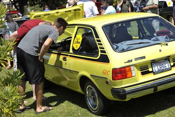 Als erster Autohersteller überhaupt hat Mazda den Spaß der Lemon-Jünger verstanden und offiziell ein Auto zum Concours de Lemons entsandt. "Eine Klasse-Sache", so Initiator Alan Galbrath, "dieser gelbe Mazda 323 ist wirklich besonders furchtbar."