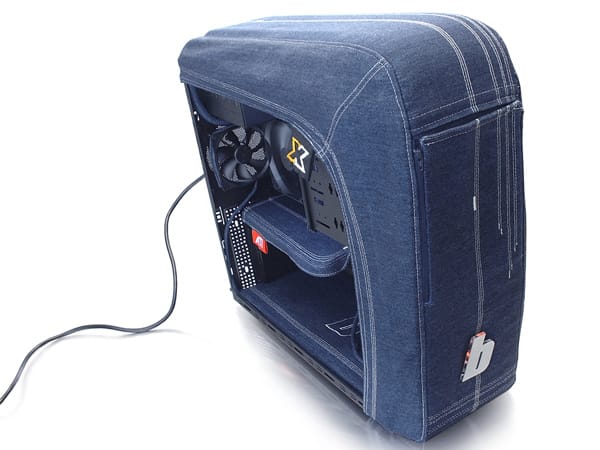Das Gehäuse dieses Computer wurde beim Casemodding mit Jeansstoff überzogen. Selbst an die Nähte und eine Tasche wurde gedacht. Hinter der Reisverschlusstasche stecken die Laufwerke.
