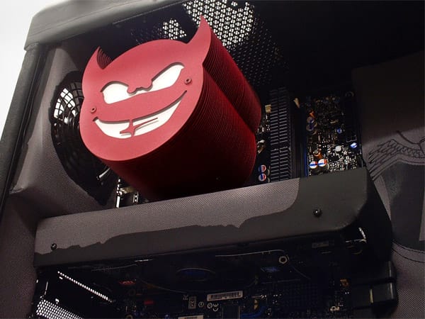 Der rote Teufel in diesem Computer ist der von Hand gestaltete Kühlkörper, mit dem der Prozessor gekühlt wird.