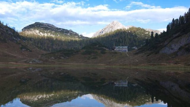 Der Funtensee im Nationalpark Berchtesgarden bleibt wegen seiner Lage auch im Sommer ein kühles Fleckchen.