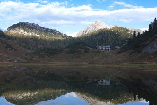 Der Funtensee im Nationalpark Berchtesgarden bleibt wegen seiner Lage auch im Sommer ein kühles Fleckchen.