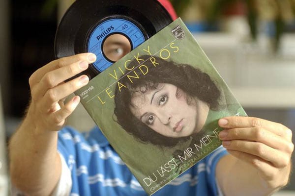 Insgesamt verkaufte Vicky Leandros bislang mehr als 55 millionen Tonträger. Ihre Single "Du lässt mir meine Welt" (1975) schaffte es bis auf Platz neun der deutschen Hitparade und hielt sich 20 Wochen in den Charts.