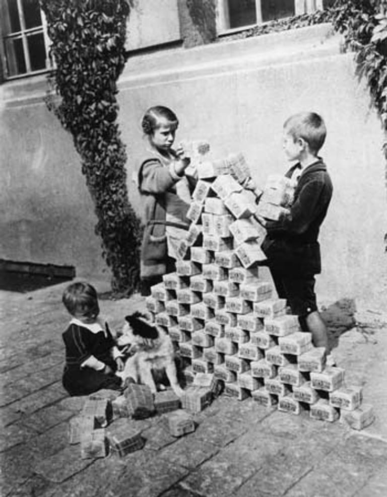 Hyperinflation 1923: Kinder spielen mit Geldscheinen