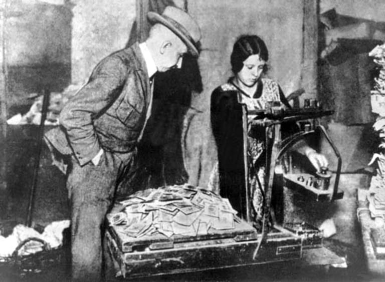 Hyperinflation 1923: Abwiegen von Geldscheinen
