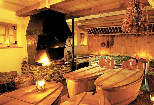 Hier ist ein Badehaus im Almdorf Seinerzeit in Kärnten (Österreich) zu sehen.