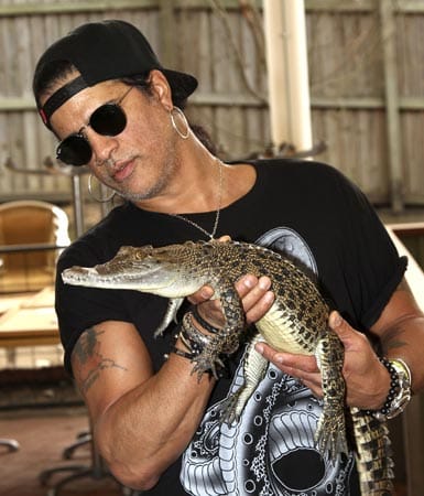 Ob er dem kleinen Krokodil dieselben Töne entlocken kann wie seiner Gitarre? Ex-"Guns 'N Roses"-Mitglied Slash zu Gast in einem Naturschutzgebiet in Brisbane, Australien.