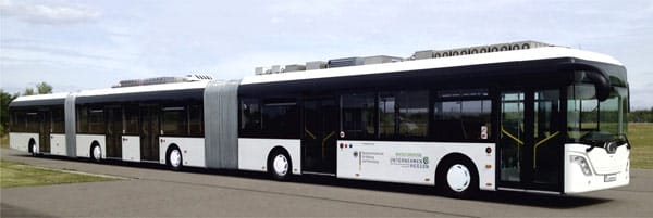 Der "AutoTram Extra Grand" genannte Bus mit vier gelenkten Achsen soll von den Dresdner Verkehrsbetrieben im Betrieb getestet werden.